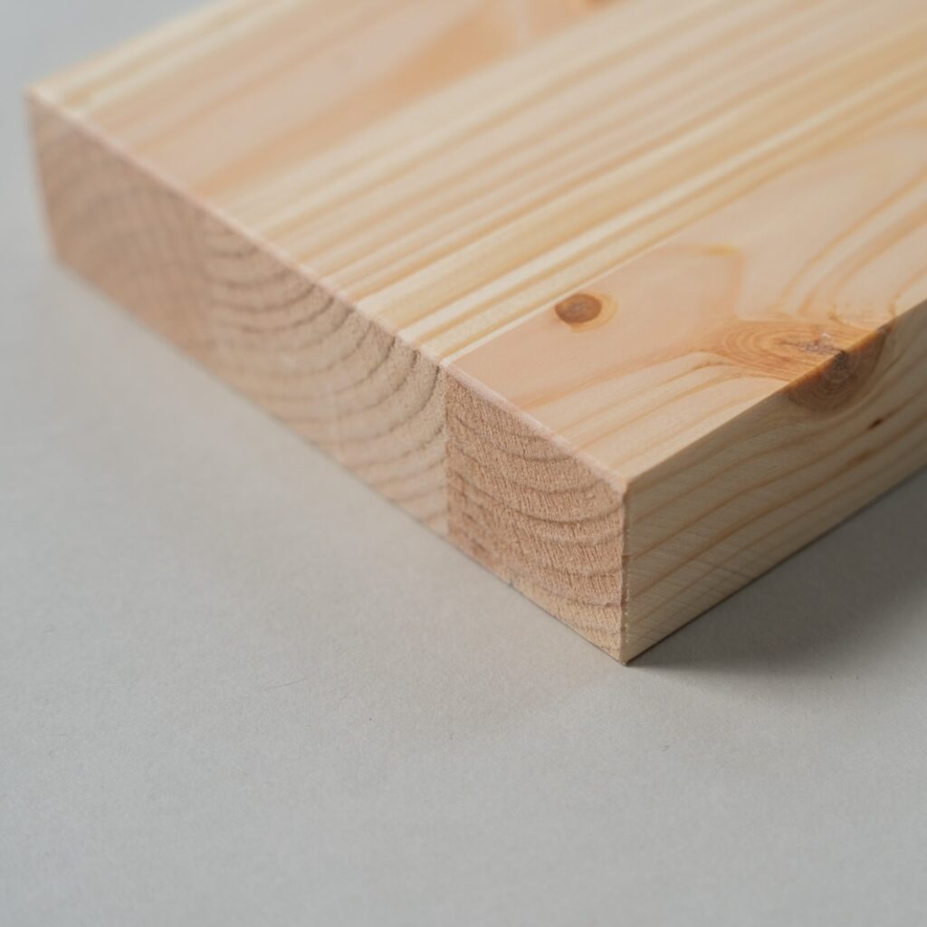 Materialprobe von einer Holzfensterbank aus Kiefer mit abgerundeten Ecken und Aussparung, nach Maß gefertigt.