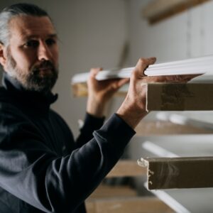 Altbau Fensterbank mit Altbauprofil wird nach dem Lackieren vom Tischler zur Trocknung ins Trockenregal gelegt.